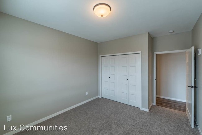 Building Photo - 2105 S Silverthorne Ave