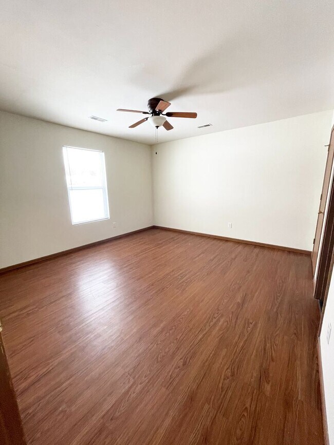Building Photo - All Inclusive | 3 Bedroom | 2 Bathroom | D...