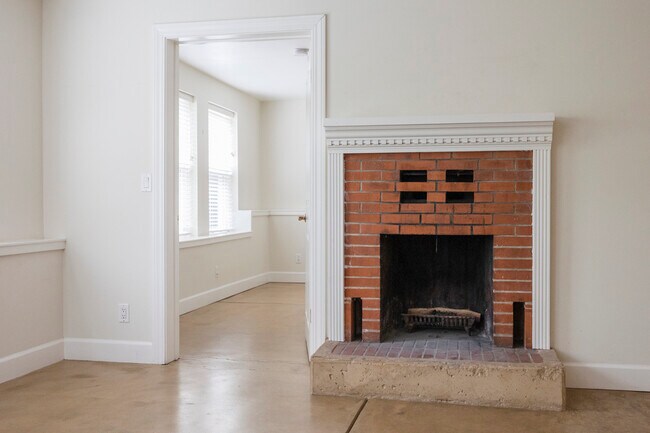 entry to bedroom - 816 Lake St