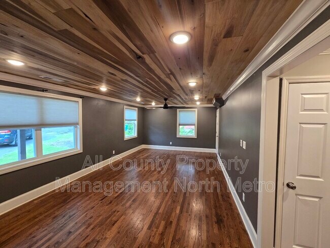 Foto del edificio - 545 Lakeview Dr