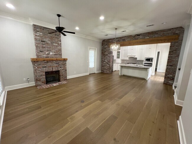 Foto del edificio - Stunning 4 bedroom, 3 bathroom 2 story hom...