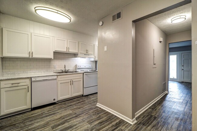 Building Photo - $99 Move In Special