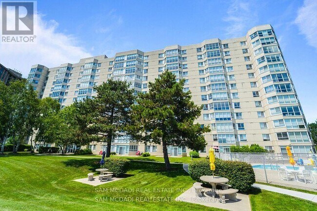 Photo du bâtiment - 5280 Lakeshore Rd.