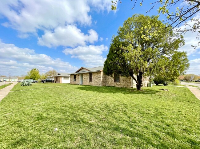 Foto del edificio - **APPLICATION RECEIVED** Move-In Ready 3-Bedroom Home with Fenced Backyard!