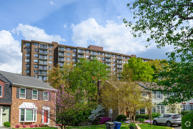 Building Photo - Hunting Creek Club