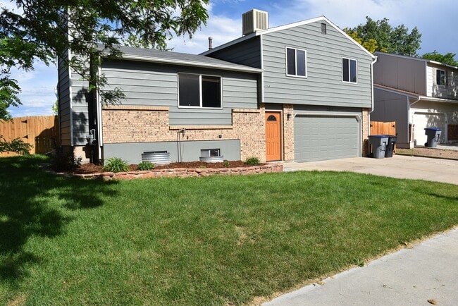 Building Photo - 2412 Sunset Dr