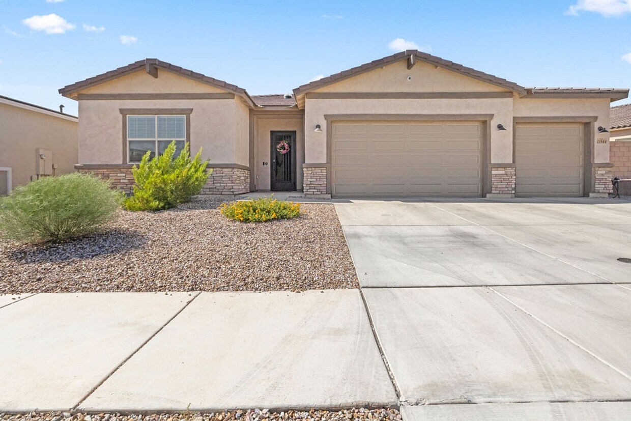 Newer Single Story 5 Bedroom 3 Bath Home i... - Newer Single Story 5 Bedroom 3 Bath Home i...