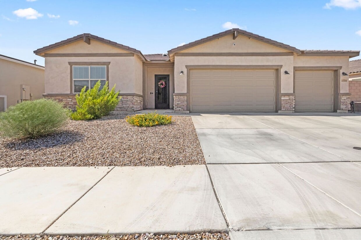 Foto principal - Newer Single Story 5 Bedroom 3 Bath Home i...