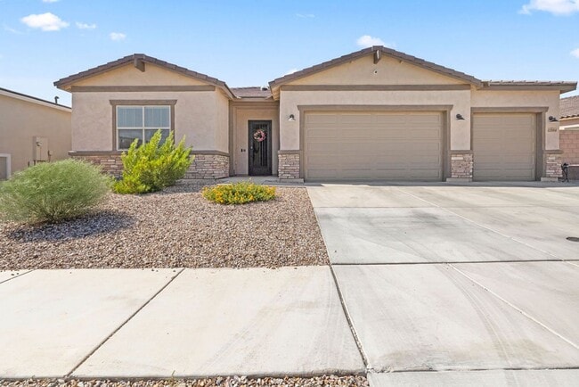Newer Single Story 5 Bedroom 3 Bath Home i... - Newer Single Story 5 Bedroom 3 Bath Home i...