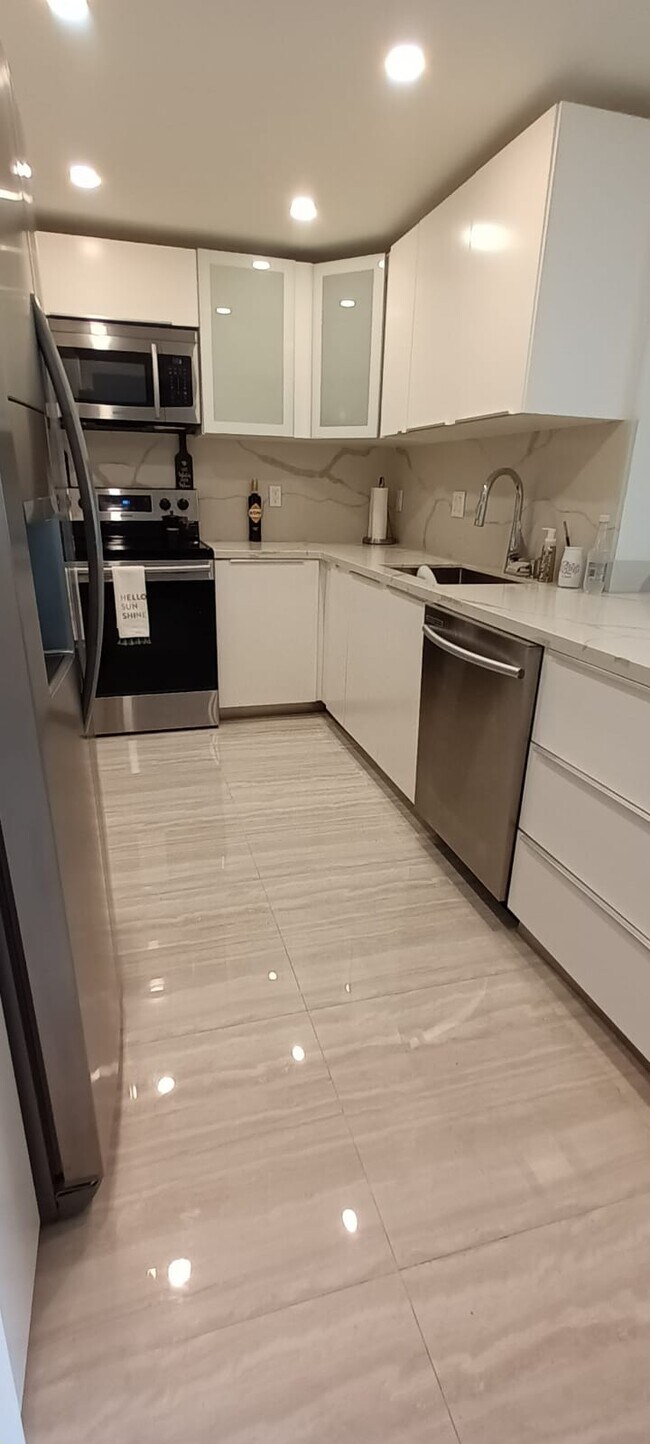 Building Photo - 400 Kings Point Dr