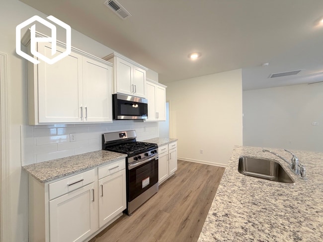 Building Photo - 2028 Eaton Pl