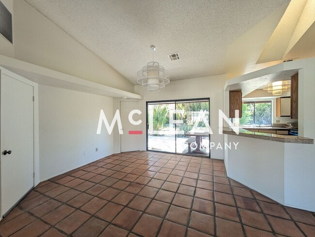 Foto del edificio - Charming 3-Bedroom Home for Lease in Cathe...