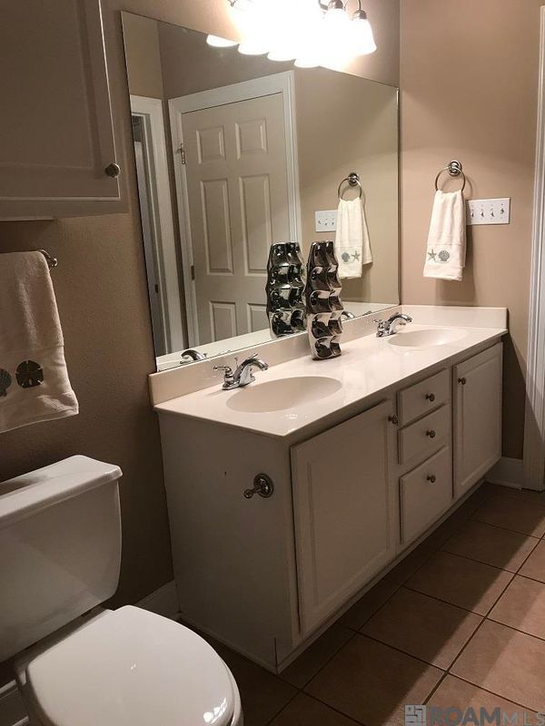 Foto del edificio - 10600 Lakes Blvd