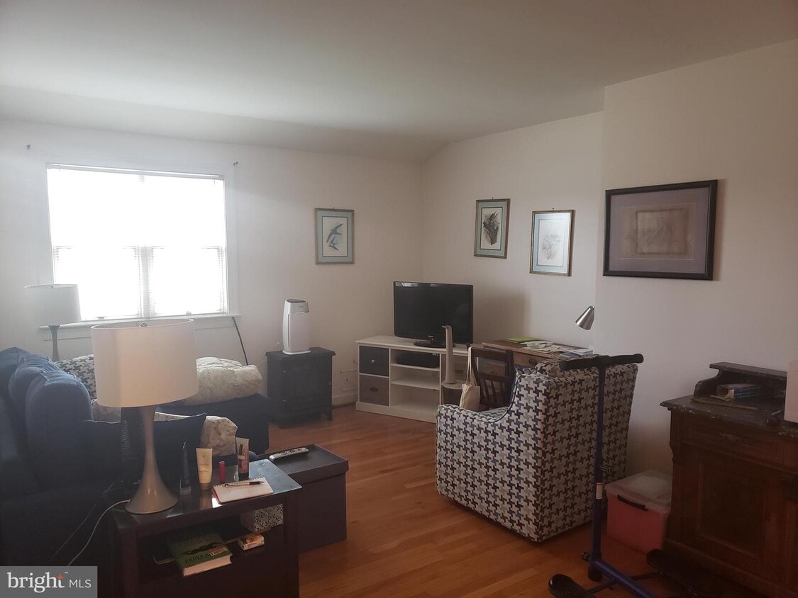 19074 Pheasant Chase Ct, Purcellville, VA 20132 Room for Rent in