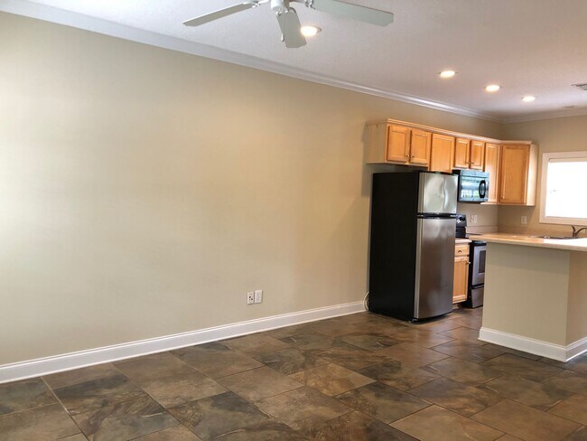 Building Photo - Close to downtown - Student Friendly