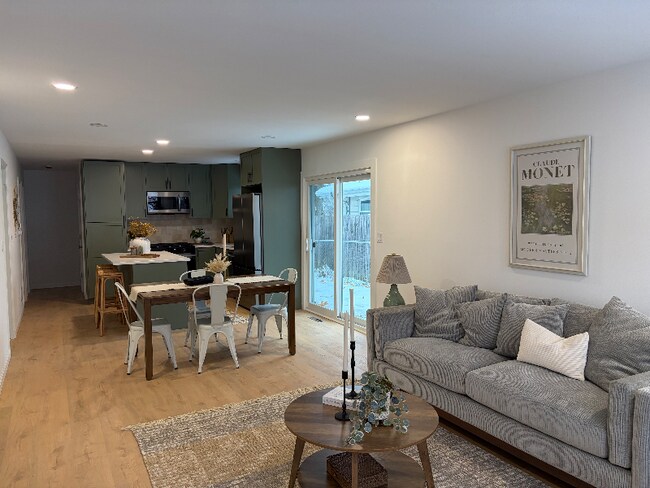 Foto del edificio - 1524 Pewaukee Rd