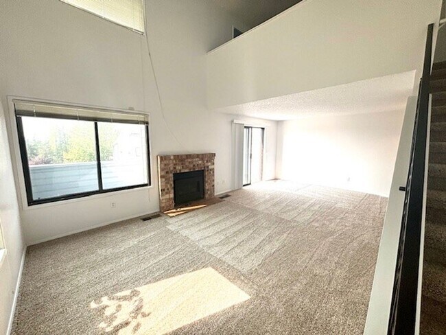 Foto del edificio - DES MOINES CONDO WITH PEEK-A-BOO SOUND VIEWS & PRIVATE GARAGE!