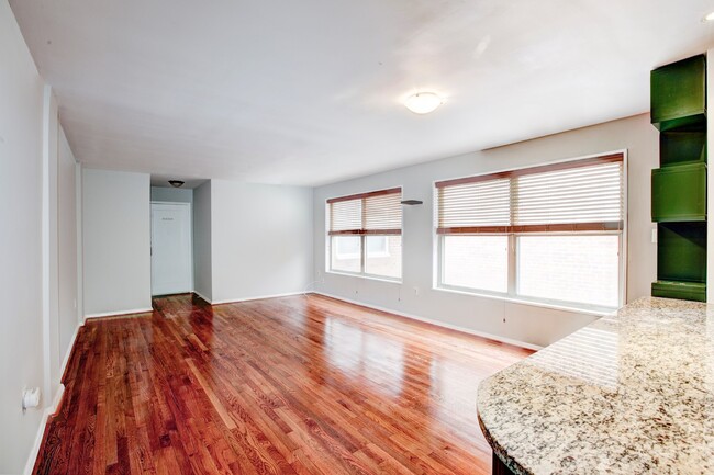 Foto del edificio - Charming 2-Bedroom Chevy Chase Condo! Park...