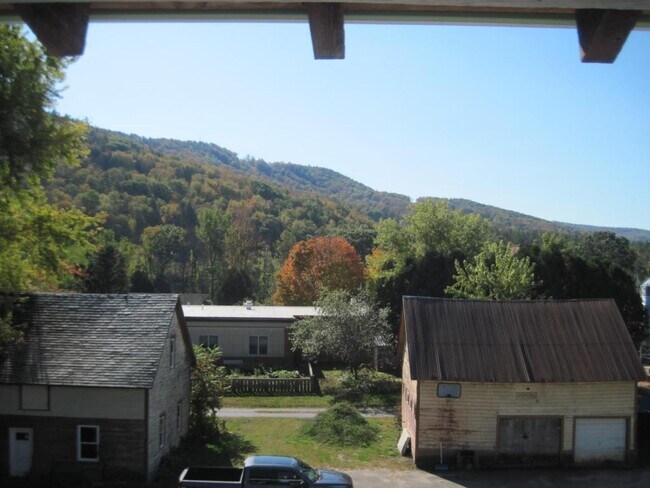 Building Photo - 122 Main St