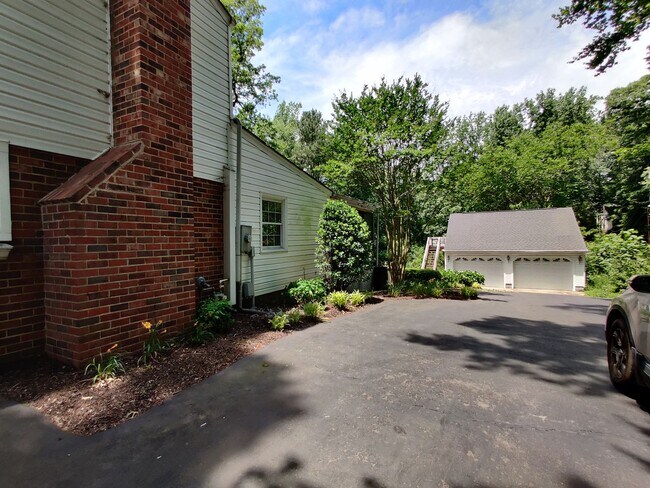Foto del edificio - 4 bedroom home with large detached garage