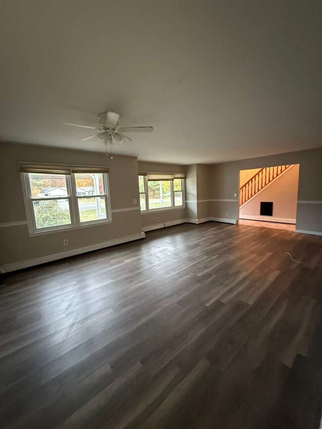 Foto del edificio - 153 Cedar Swamp Rd