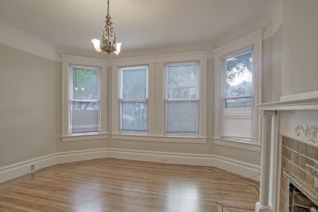 Building Photo - Light filled home with Bonus Room + Please...