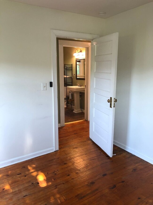 Foto del edificio - Cute Cottage in Convenient Location off Th...
