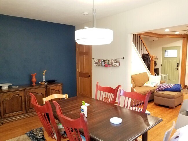 Foto del edificio - 3 Bedroom, 2 Bathroom in Squirrel Hill- Hardwood Floors and Stainless Appliances