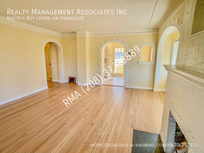 Building Photo - Gorgeous Renovated 3 Bedroom Home in the h...