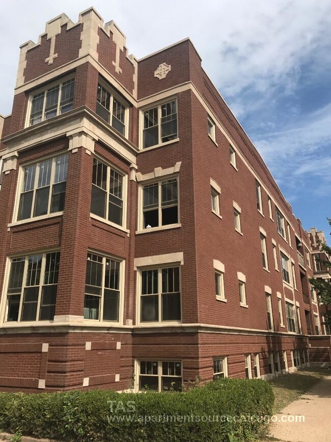 Building Photo - 936 E 52nd St