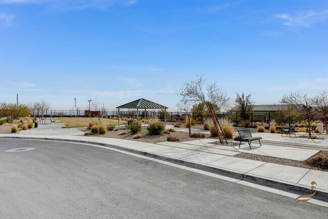 Foto del edificio - STUNNING SINGLE STORY 4 BEDROOM 2.5 BATHRO...