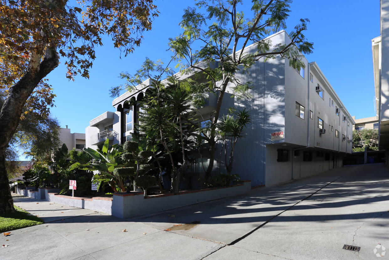 Foto principal - 725 N Sweetzer Ave