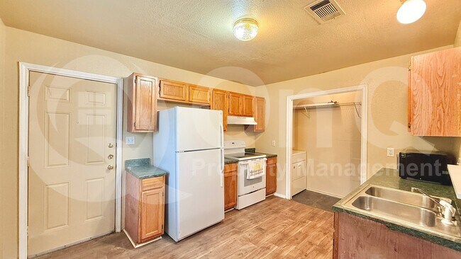 Foto del edificio - 821 Garner Ave