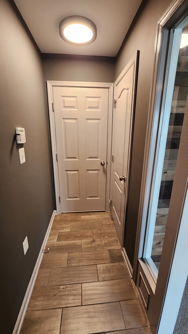 Entrada al garaje desde el interior - 9555 Weshurst Ln