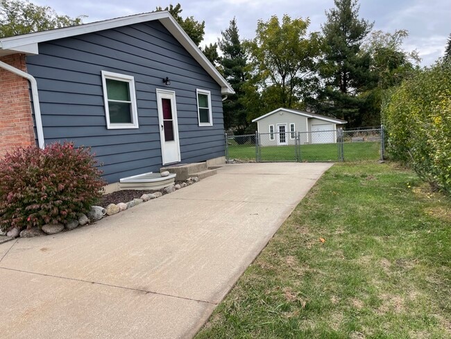 Building Photo - 5815 Country View Dr