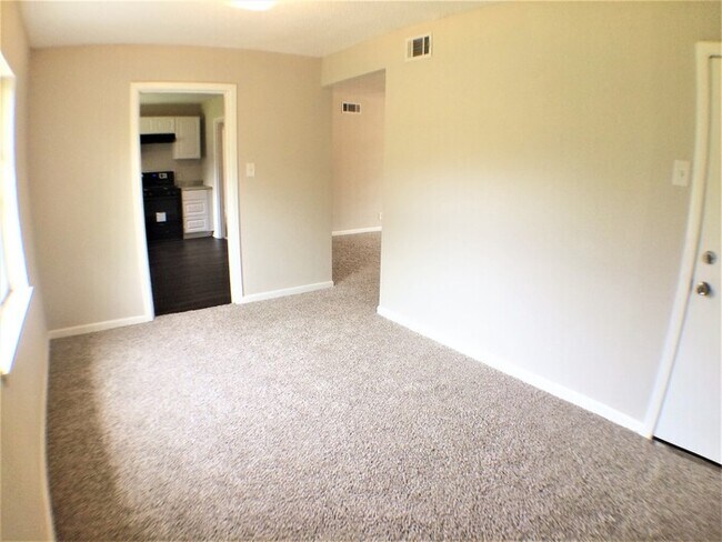 Foto del edificio - Quaint 3 Bed 1 Bath Home w Lush Landscaping!