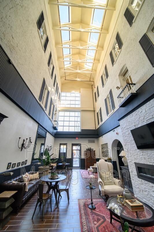 Foto del edificio - 300 N Main