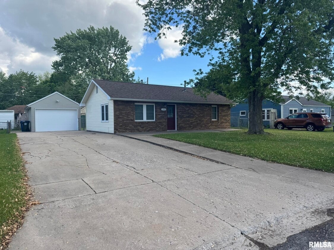 Primary Photo - 2015 Ridgeview Dr