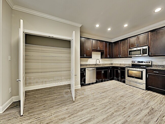 Foto del edificio - 5858 Bradford Lake Ln
