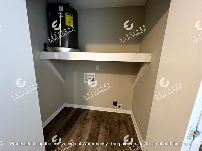 Building Photo - Spacious 1 BR 1 Bath bottom unit