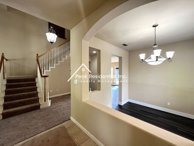 Building Photo - Spacious North Natomas 5bd/2.5ba House wit...