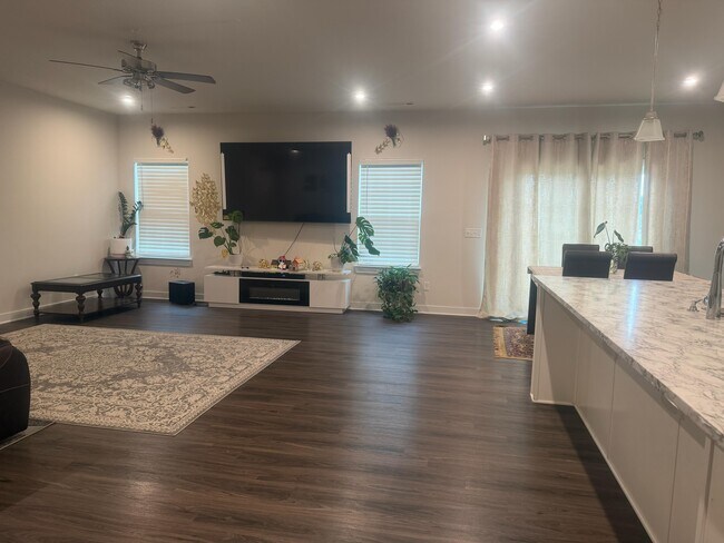 Building Photo - 300 Finnegan Ct
