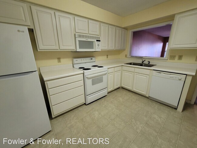 Building Photo - 2640 Ingleside Dr
