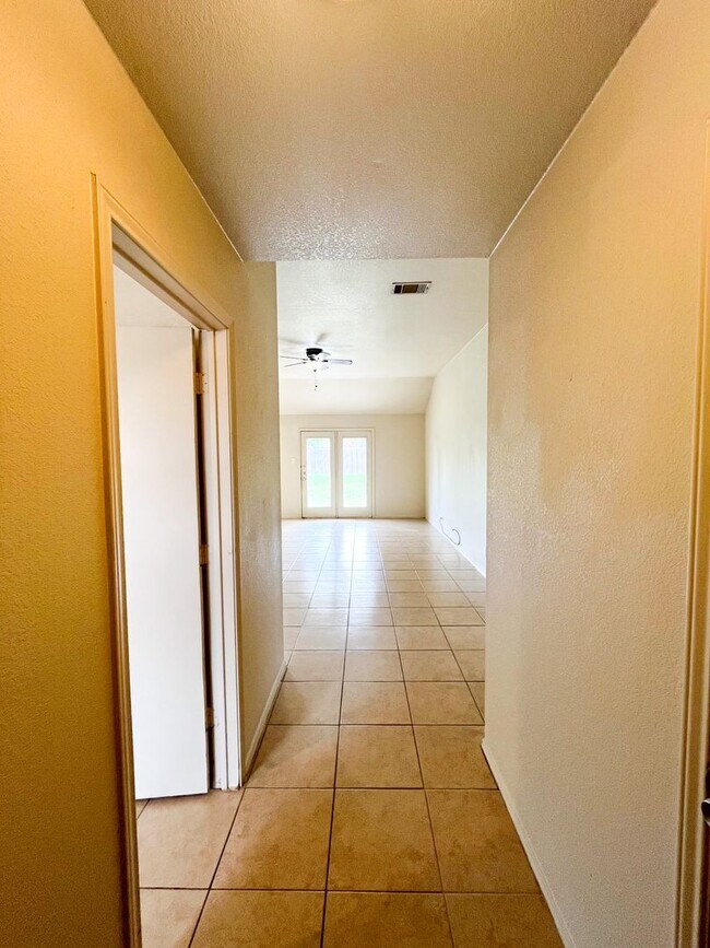 Foto del edificio - Available NOW!!!! Gorgeous 4 bedroom, 2 ba...