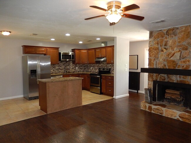 Building Photo - 2716 Whitney Dr N