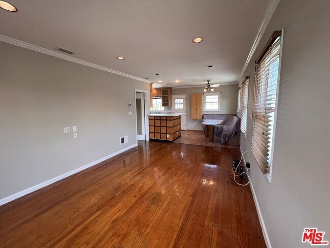 Foto del edificio - 5037 W 126th St