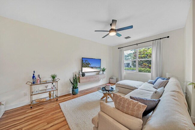 Building Photo - 6086 Seminole Gardens Cir