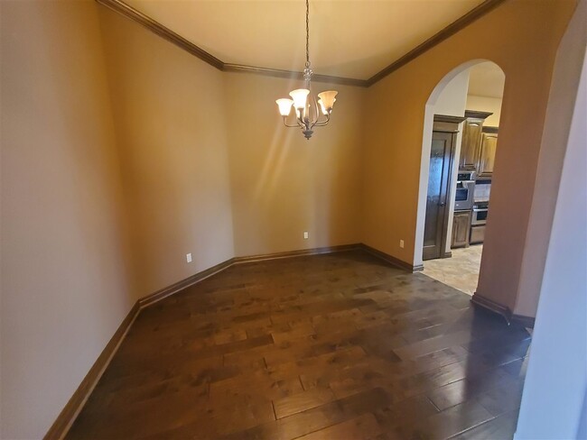 Building Photo - 6807 SW Oakley