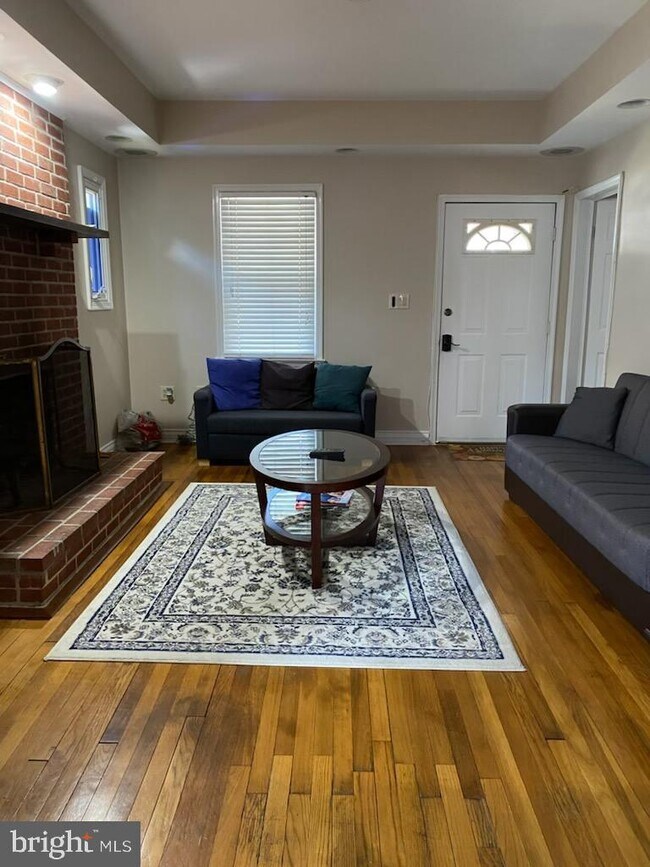 Foto del edificio - 748 Thayer Ave