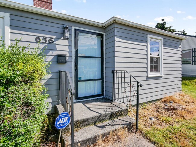 Foto del edificio - 2 Bed and 1 Bath Charming Single-Family Ho...